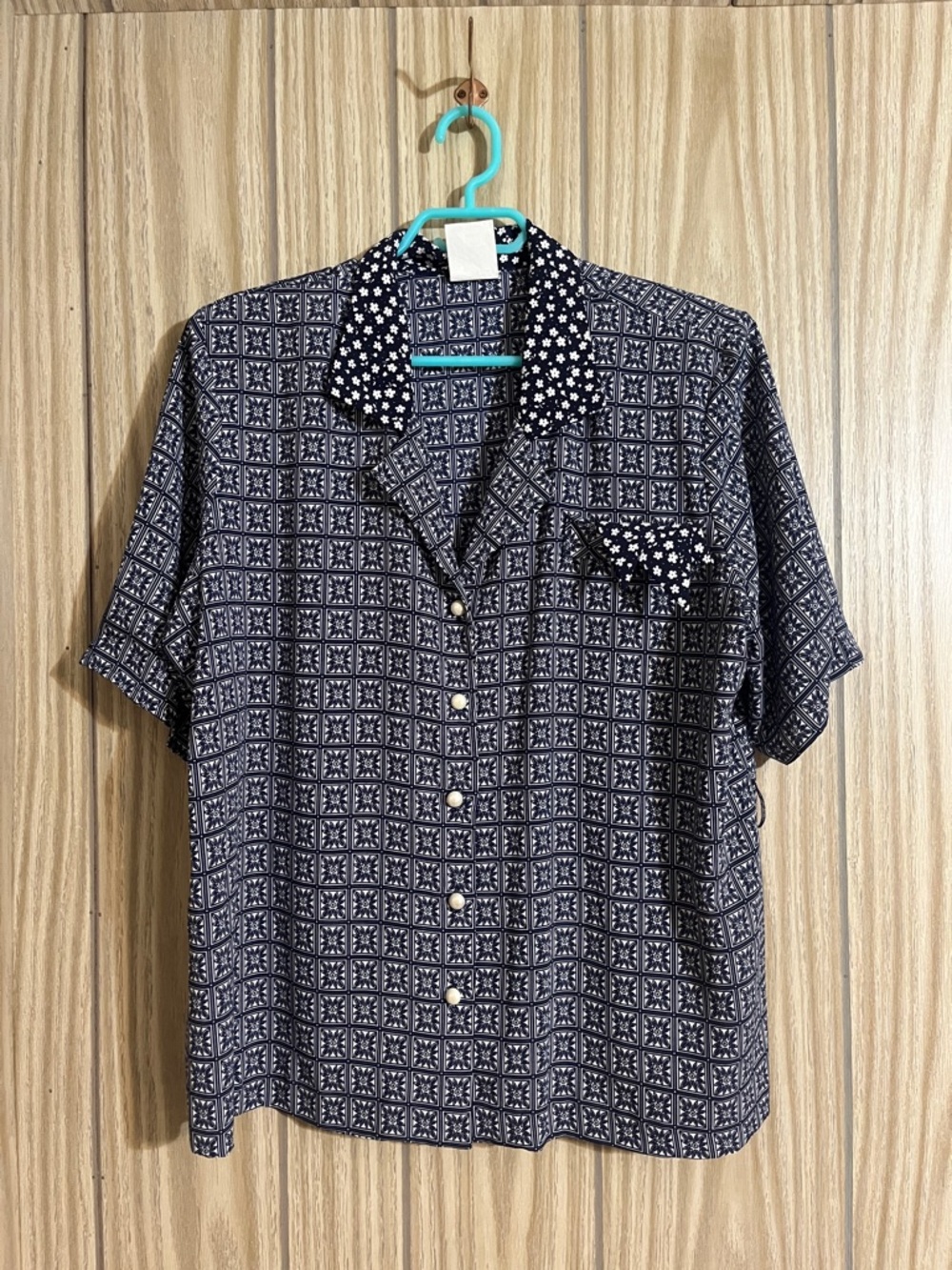 Vintage Navy Patterned Short-Sleeve Button-Down Shirt with Contrast Collar